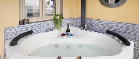 Indoor spa tub