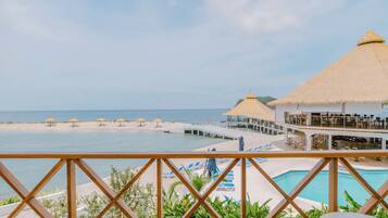 Deluxe King Ocean View | Beach/ocean view