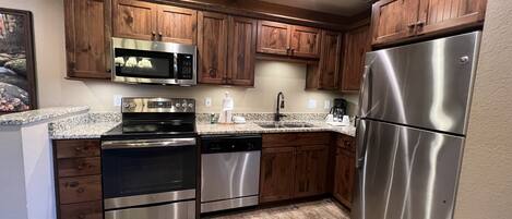 Réfrigérateur, micro-ondes, four, lave-vaisselle