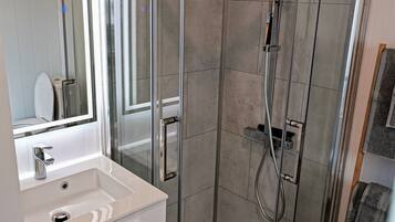 Haartrockner, Handtücher, Seife, Toilettenpapier