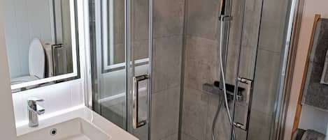 ヘアドライヤー、タオル、石鹸、トイレットペーパー