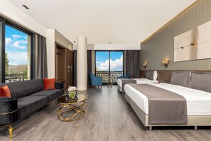 Minibar, in-room safe, desk, laptop workspace - Ezkar Bathonea Art İstanbul Hotel (Istanbul)