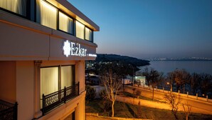 A hotel with a view of a body of water and a cityscape in the distance. - Ezkar Bathonea Art İstanbul Hotel (Istanbul)