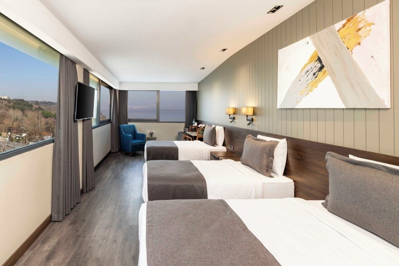 Deluxe Family Room Lake View | Minibar, coffres-forts dans les chambres, bureau