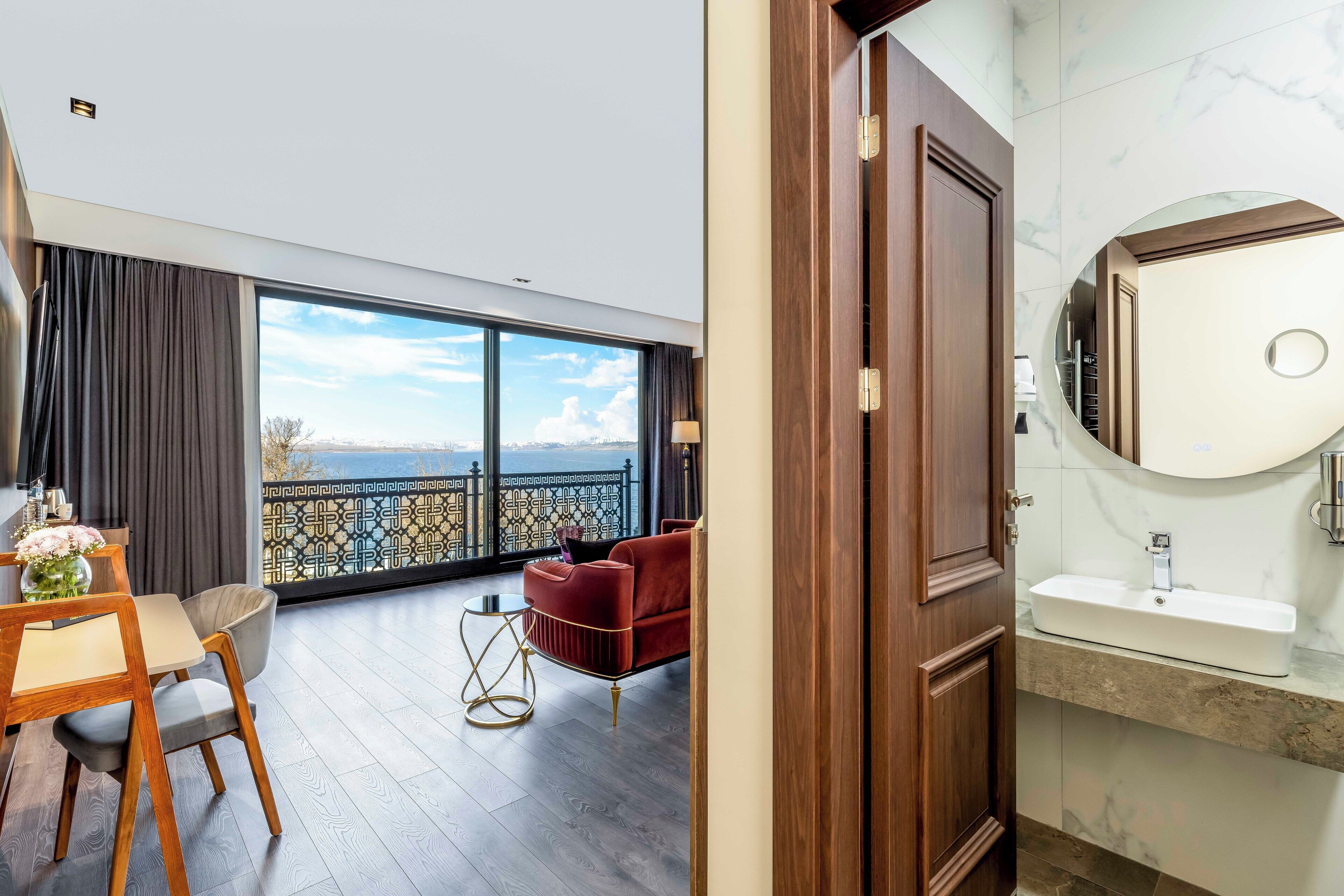 Executive Suite Lake View | Minibar, in-room safe, desk, laptop workspace