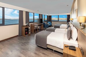 Corner Family Suite Lake View | Sengetøy av topp kvalitet, minibar, safe på rommet og skrivebord