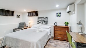 3 bedrooms, desk, iron/ironing board, Internet - Updated Arlington Townhome ~ 5 Mi to National Mall (Arlington)