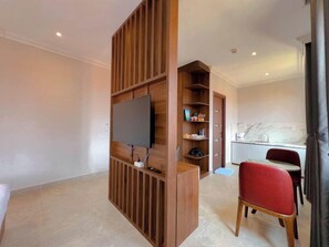 Dobbeltrom – deluxe | Oppholdsområde | En 25-tommers LCD-TV med kabel-kanaler