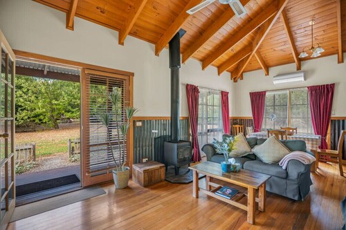 StayAU 2BR Serene Lakeside Haven