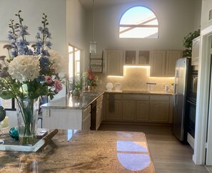 Fridge, microwave, oven, dishwasher - NEW- Welcome! Golf course, 2 Master suites, Putting Green! Sunsets Galore! (Peoria)