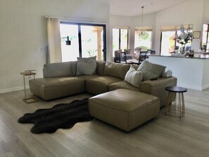 Smart TV, books - NEW- Welcome! Golf course, 2 Master suites, Putting Green! Sunsets Galore! (Peoria)