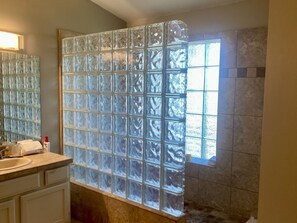 Shower, hair dryer, towels, soap - NEW- Welcome! Golf course, 2 Master suites, Putting Green! Sunsets Galore! (Peoria)