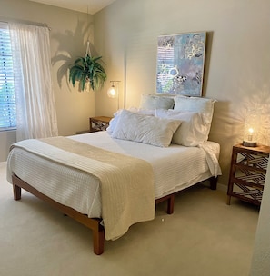 3 bedrooms, desk, iron/ironing board, WiFi - NEW- Welcome! Golf course, 2 Master suites, Putting Green! Sunsets Galore! (Peoria)