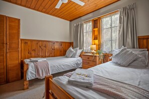 2 chambres, fer et planche à repasser, lit parapluie