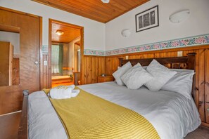 2 slaapkamers, een strijkplank/strijkijzer, reisbedje