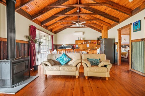 StayAU Cedar Lodge 3BR Quaint Countryside Cottage