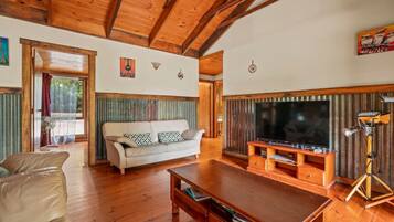 3 bedrooms, iron/ironing board, travel cot