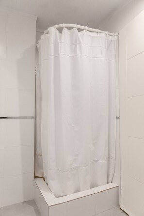 Hårtork, bidé, handdukar och tvål