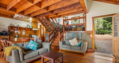 StayAU The Loft 1BR Rustic Picturesque Cottage