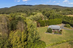 Exterior - StayAU The Loft 1BR Rustic Picturesque Cottage (Badger Creek)