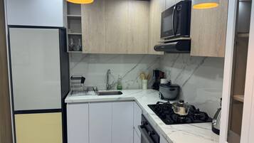 Réfrigérateur, micro-ondes, four, plaque de cuisson