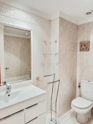 Sèche-cheveux, bidet, serviettes fournies, savon