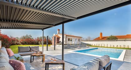 Brand new 6 bedroom villa, only 1500m from the beach, village Valbandon