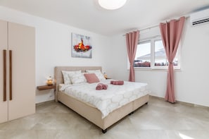6 habitaciones, tabla de planchar con plancha y cuna de viaje 