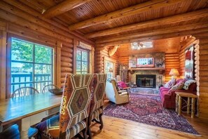 Una televisión, una chimenea