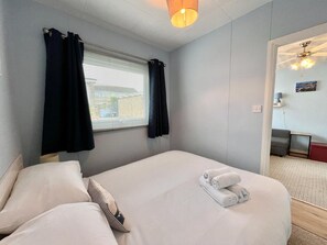 2 habitaciones, tabla de planchar con plancha y cuna de viaje