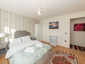 4 多间卧室、熨斗/熨衣板、免费 WiFi、床单