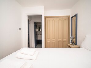 1 slaapkamer, een strijkplank/strijkijzer, gratis wifi, beddengoed