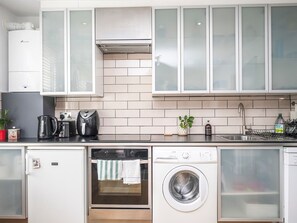 Een koelkast, een oven, een vaatwasser, een broodrooster