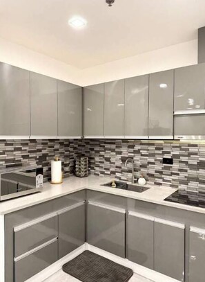 Private kitchen - Luxury Villa Near SM City Clark (Angeles)