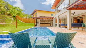 Piscina externa, espreguiçadeiras