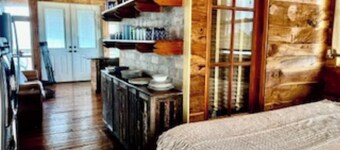 Reel Therapy boat-house studio on Lake Catherine/fishing pier, pets ok.