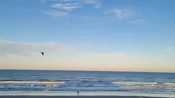 Na praia, espreguiçadeiras, toalhas de praia