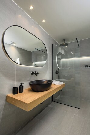Douche, sèche-cheveux, serviettes fournies