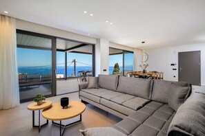 Smart TV y chimenea 