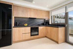 Køleskab, mikrobølgeovn, ovn, kogeplade