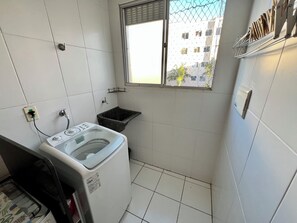 Een douche, een haardroger, handdoeken, toiletpapier