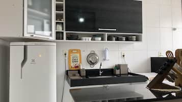 Een koelkast, een magnetron, een oven, een kookplaat