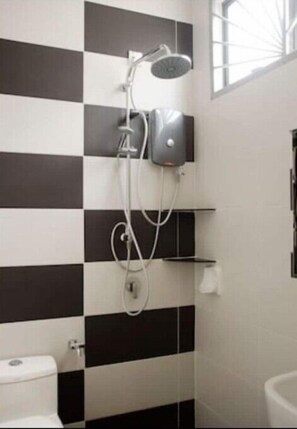 Combined shower/tub