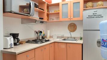 Kühlschrank, Mikrowelle, Wasserkocher mit Kaffee-/Teezubehör, Toaster