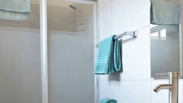 Handtücher, Seife, Shampoo, Toilettenpapier