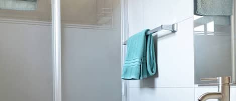 Toallas, jabón, shampoo, papel de baño