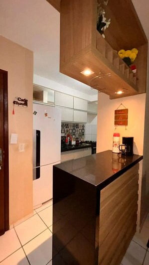 Fridge, microwave, stovetop, blender - Apartamento Aconchegante Térreo com Quintal (Turu São José de Ribamar)
