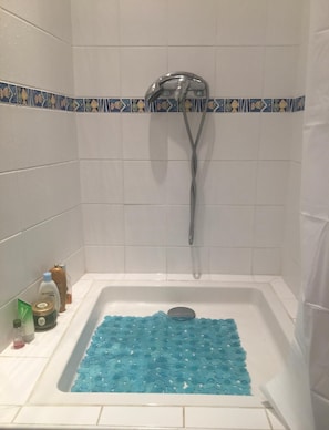 Dusche, Haartrockner, HandtĂŒcher, Seife