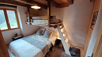 2 habitaciones, escritorio y tabla de planchar con plancha