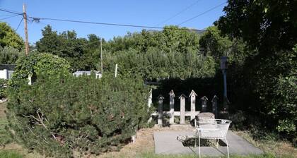 Updated Cottage Sleeps 8 Close to Logan
